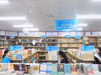Các đơn vị cung ứng sách tại Nghệ An đã chuẩn bị cơ bản đầy đủ sách giáo khoa. Ảnh: Hồ Lài