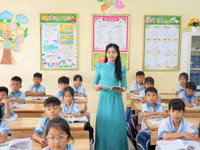 Giờ học của cô trò Trường Tiểu học Quỳnh Lập A, Tân Mai, Nghệ An. Ảnh: Hồ Lài