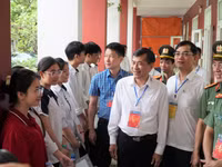Ông Thái Văn Thành - Phó Chủ tịch UBND tỉnh Nghệ An cùng Đoàn công tác động viên thí sinh Trường THPT Huỳnh Thúc Kháng trước buổi thi đầu tiên. Ảnh: Hồ Lài