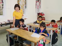 Cô trò Trường Phổ thông Dân tộc bán trú Tiểu học Nhôn Mai (xã Nhôn Mai, Nghệ An). Ảnh: Hồ Lài