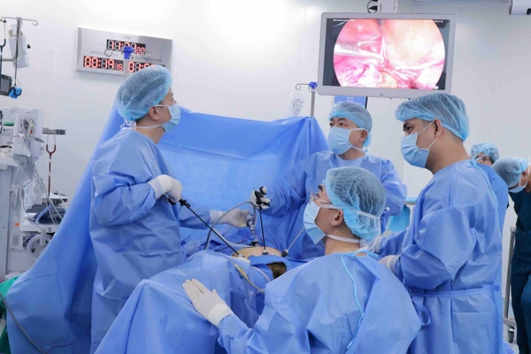 Ê-kíp bác sĩ tiến hành phẫu thuật nội soi cắt tử cung toàn phần kèm vét hạch chậu điều trị cho người bệnh. Ảnh: BVCC.