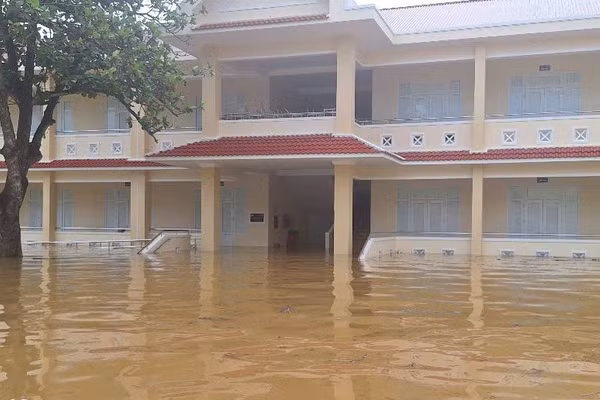 Trường Tiểu học Tùng Châu (Hà Tĩnh) bị nước lũ bao vây.