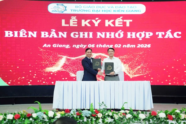 Đại diện Báo GD&TĐ cùng đại diện Ban Giám hiệu Trường ĐH Kiên Giang thực hiện nghi thức ký biên bản ghi nhớ hợp tác.