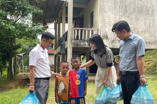 Thầy cô Trường Tiểu học Hương Liên (xã Phúc Trạch, Hà Tĩnh) đến nhà động viên học sinh người Chứt.