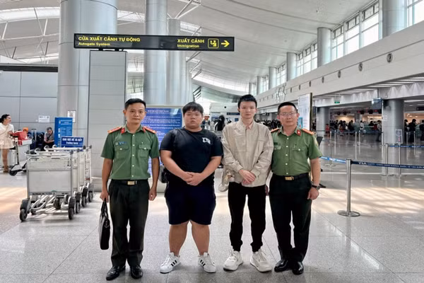 Công an tỉnh An Giang đã đưa 2 công dân Trung Quốc nhập cảnh trái phép đến Cảng hàng không quốc tế Tân Sơn Nhất để làm thủ tục trục xuất. Ảnh: CACC.