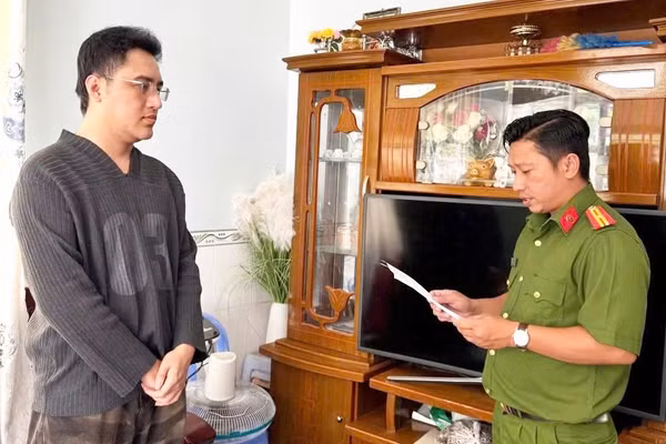 Cơ quan Cảnh sát điều tra Công an TP Cần Thơ đọc lệnh khám xét nhà đối tượng Diệp Văn Vĩnh. Ảnh: Công an Cần Thơ