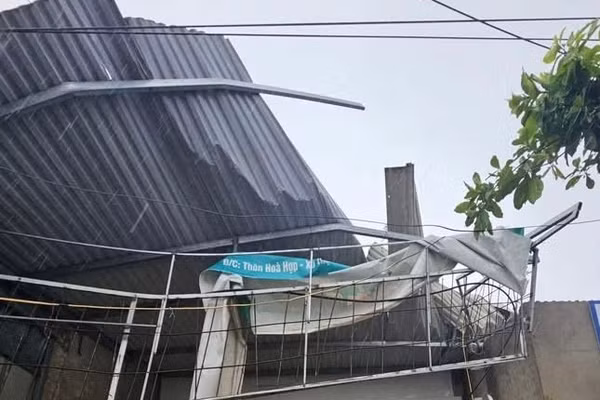 Một số nhà dân tại xã Đông Kinh bị lốc xoáy làm tốc mái.