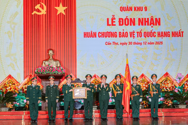 Đại tướng Nguyễn Trọng Nghĩa thay mặt lãnh đạo Đảng, Nhà nước trao Huân chương Bảo vệ Tổ quốc hạng Nhất tặng Lực lượng vũ trang Quân khu 9.