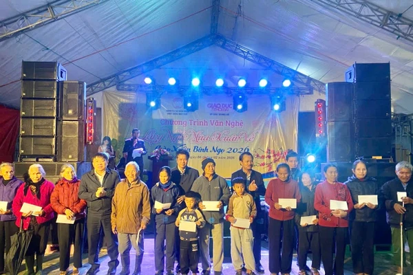 Báo GD&TĐ kết nối mang hơi ấm Tết tới người dân khó khăn