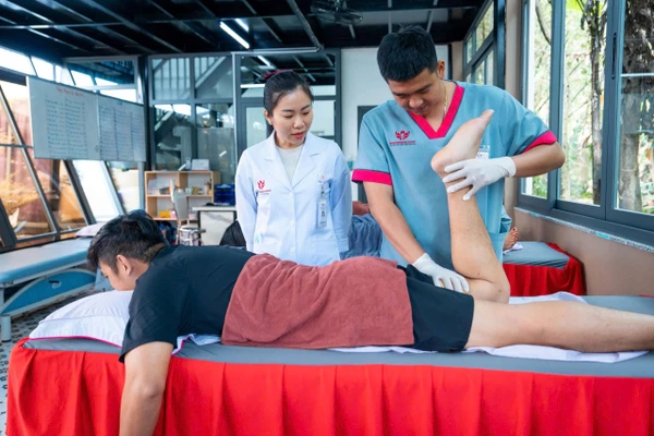 Sau 7 ngày, bệnh nhân đã có thể bỏ nạng, hiện tại gập gối được hơn 90 độ.