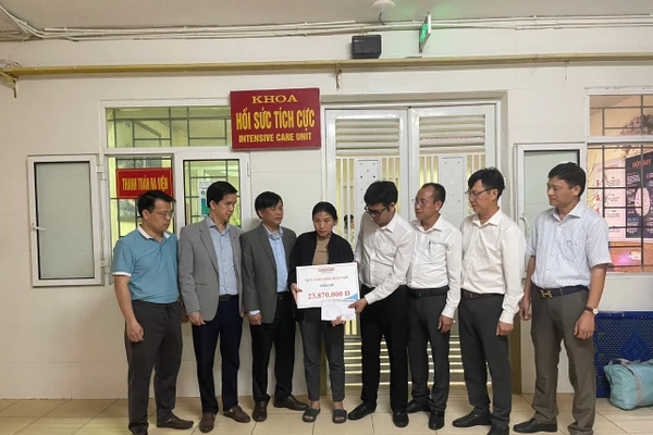 Đại diện Báo Giáo dục & Thời đại đã trao số tiền đợt 2 hơn 23 triệu đồng tới chị Hồng – mẹ của em Nguyễn Thị Yến Nhi (học sinh lớp 12).