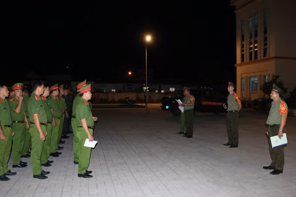 Kiểm tra quân số ứng trực, trang thiết bị và phương tiện tại Phòng An ninh đối ngoại. Ảnh: Tiến Dũng.