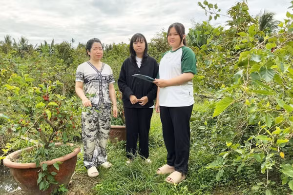 Nhóm học sinh nghiên cứu khoa học kỹ thuật phỏng vấn chị Nguyễn Thị Hồng Mơ.