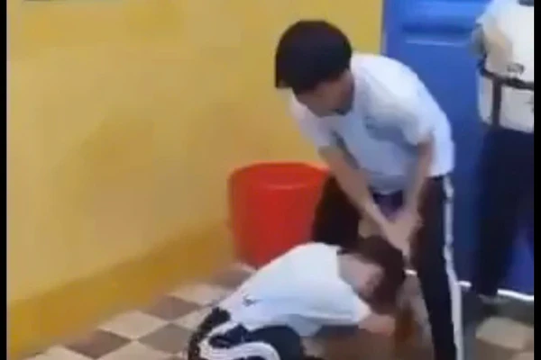 Hình ảnh nhóm học sinh xô xát trong lớp học tại An Giang. Ảnh cắt từ clip lan truyền trên mạng.