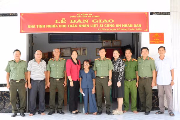 Các đại biểu chụp hình lưu niệm tại Lễ bàn giao nhà.
