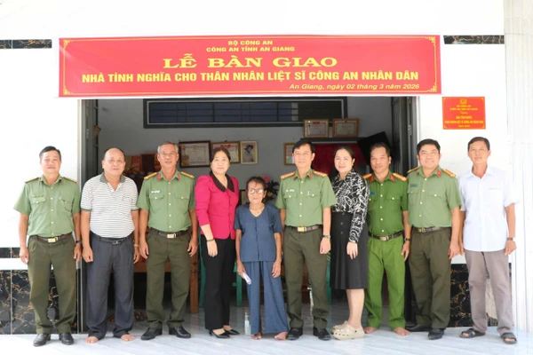 Các đại biểu chụp hình lưu niệm tại Lễ bàn giao nhà.