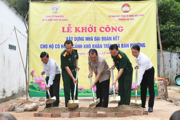 Bộ Chỉ huy Quân sự tỉnh An Giang cùng cấp ủy, chính quyền địa phương thực hiện nghi thức khởi công.