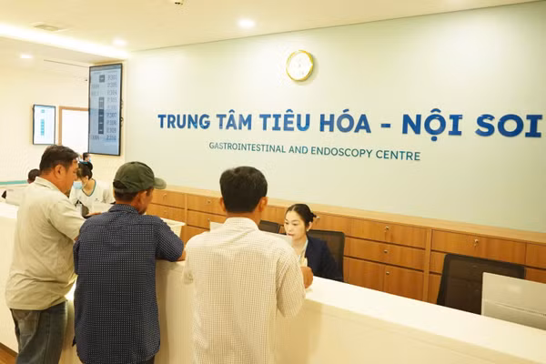 Người dân đến thăm khám tại Trung tâm Tiêu hóa - Nội soi, Bệnh viện Hoàn Mỹ Cửu Long.