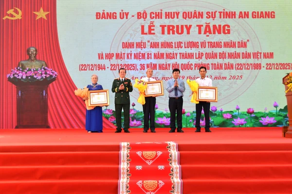Ông Nguyễn Tiến Hải, Bí thư Tỉnh ủy An Giang và Trung tướng Hồ Văn Thái, Chính ủy Quân khu 9, trao quyết định Truy tặng danh hiệu Anh hùng LLVT nhân dân cho gia đình Thượng tá Nguyễn Thành Kính, Thiếu tá Võ Đông Trạch và Liệt sĩ Trần Văn Tủy.