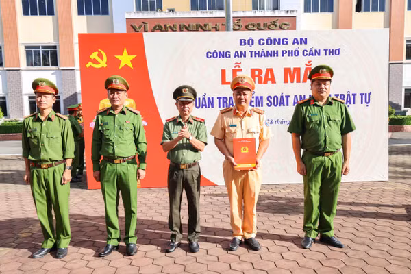 Thiếu tướng Huỳnh Việt Hòa, Giám đốc Công an TP Cần Thơ trao Quyết định thành lập Tổ 198.