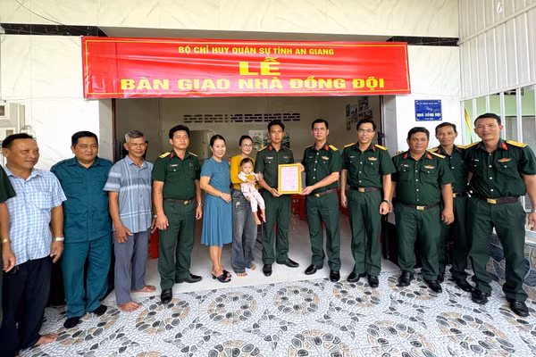 Lễ bàn giao Nhà đồng đội tại xã Bình An, tỉnh An Giang. Ảnh: Phương Vũ.