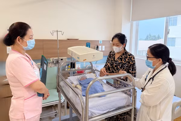 Nhờ phác đồ điều trị phù hợp và theo dõi sát, tình trạng hô hấp của trẻ sơ sinh dần ổn định. Ảnh: BVCC.