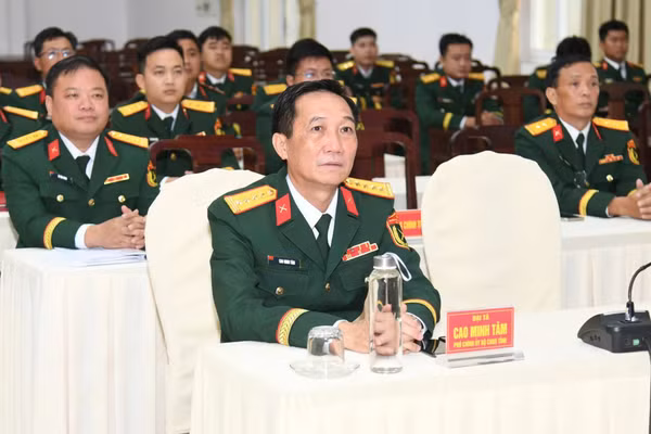 Theo dõi truyền hình trực tiếp buổi lễ là nguồn động viên tinh thần cho cán bộ, chiến sĩ lực lượng vũ trang tỉnh An Giang. (Ảnh: Phương Vũ)