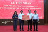 Ủy ban MTTQ Việt Nam tỉnh Điện Biên tiếp nhận tiền hỗ trợ.