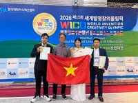 Ba thầy trò Trường THPT Chu Văn An chụp ảnh cùng đại diện Ban tổ chức Olympic Phát minh và Sáng tạo Thế giới (thứ 2 từ trái sang).