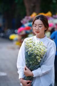 Người dân Thủ đô rút ‘hầu bao’ mua cúc họa mi đầu mùa dù giá cao