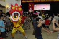 Thứ trưởng Bộ GD&ĐT vui Tết Trung thu cùng các cháu thiếu nhi ảnh 2