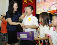Thứ trưởng Bộ GD&ĐT vui Tết Trung thu cùng các cháu thiếu nhi ảnh 1