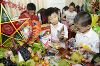 Thứ trưởng Bộ GD&ĐT vui Tết Trung thu cùng các cháu thiếu nhi ảnh 6