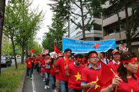 Rừng người mặc áo cờ đỏ sao vàng tuần hành phản đối Trung Quốc ảnh 8