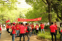 Rừng người mặc áo cờ đỏ sao vàng tuần hành phản đối Trung Quốc ảnh 14