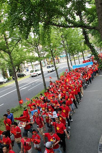 Rừng người mặc áo cờ đỏ sao vàng tuần hành phản đối Trung Quốc ảnh 10