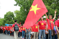 Rừng người mặc áo cờ đỏ sao vàng tuần hành phản đối Trung Quốc ảnh 5