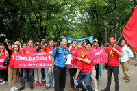 Rừng người mặc áo cờ đỏ sao vàng tuần hành phản đối Trung Quốc ảnh 2