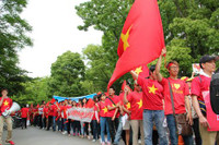 Rừng người mặc áo cờ đỏ sao vàng tuần hành phản đối Trung Quốc ảnh 4