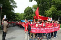 Rừng người mặc áo cờ đỏ sao vàng tuần hành phản đối Trung Quốc ảnh 3