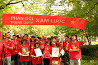 Rừng người mặc áo cờ đỏ sao vàng tuần hành phản đối Trung Quốc ảnh 15