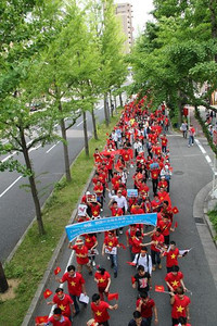 Rừng người mặc áo cờ đỏ sao vàng tuần hành phản đối Trung Quốc ảnh 11