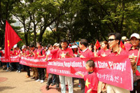 Rừng người mặc áo cờ đỏ sao vàng tuần hành phản đối Trung Quốc ảnh 1