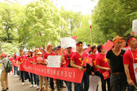 Rừng người mặc áo cờ đỏ sao vàng tuần hành phản đối Trung Quốc ảnh 13