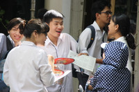  Thí sinh cười vui, tự tin với môn thi đầu tiên ảnh 2