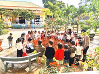 Trở lại trường sau Tết, học sinh miền núi Quảng Trị được thầy cô 'mừng tuổi' 