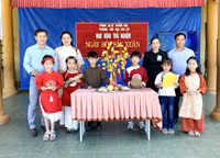 Trở lại trường sau Tết, học sinh miền núi Quảng Trị được thầy cô 'mừng tuổi' 