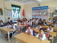 Trở lại trường sau Tết, học sinh miền núi Quảng Trị được thầy cô 'mừng tuổi' 