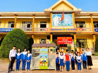 Trở lại trường sau Tết, học sinh miền núi Quảng Trị được thầy cô 'mừng tuổi' 