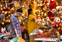 Phố Hàng Mã lung linh sắc màu trước thềm Giáng sinh